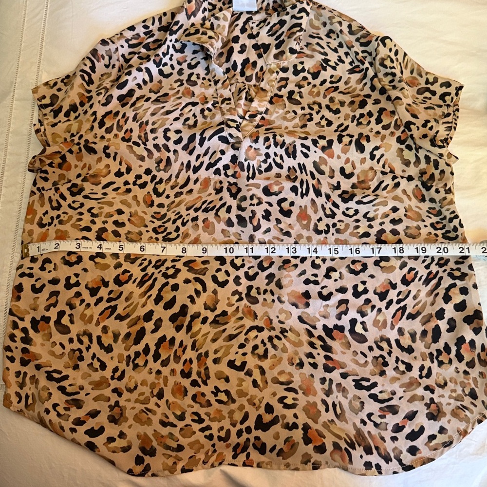 🧡 CAbi Leopard Print Top - Picture 7 of 9